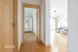 Dzīvoklis ar panorāmas logiem un skaistu saulrietu.