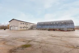 Pārdošanā divstāvu komercēka, angārs un 6300 m² zemes gabals Aizkrauklē
