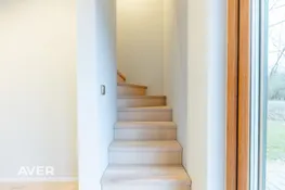 Pārdošanā tikko uzcelta dvīņu mājas sekcija ar 1200 m² zemes gabalu.