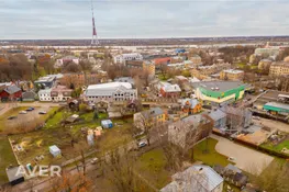 Dvīņu mājas puse ar privāto dārzu un stāvvietu Rīgas centra tuvumā
