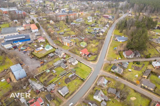 Pārdošanā īpašums ar privātmāju, dzīvokli un 1100 m² zemes gabalu Smiltenē.