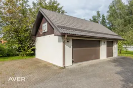 Privātmāja ar ļoti plašu, meža ieskautu zemes gabalu.