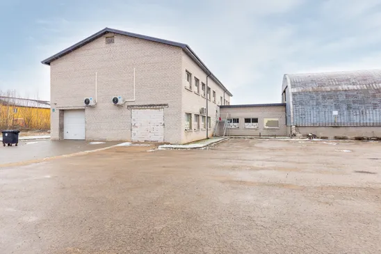 Pārdošanā divstāvu komercēka, angārs un 6300 m² zemes gabals Aizkrauklē