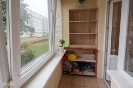 Plašs 2 istabu dzīvoklis zaļā apkārtnē ēkas pirmajā stāvā