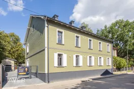 Renovētā mājā ar labiekārtotu pagalmu vienistabas dzīvoklis