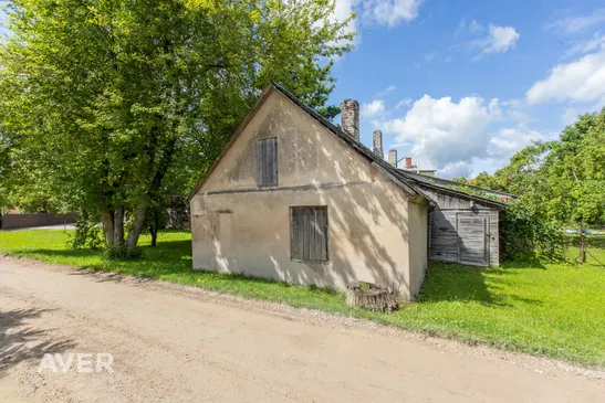 Zemesgabals dzīvojamo māju rajonā.
