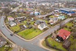 Pārdošanā īpašums ar privātmāju, dzīvokli un 1100 m² zemes gabalu Smiltenē.