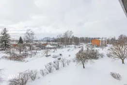 Kvalitatīvs 2 istabu dzīvoklis ar iestiklotu lodžiju