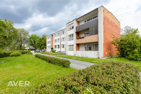 Saulains 3 istabu dzīvoklis ar lodžiju klusā un zaļā apkaimē
