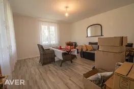 Plaša lauku stila māja ar terasi apkārt visai ēkai