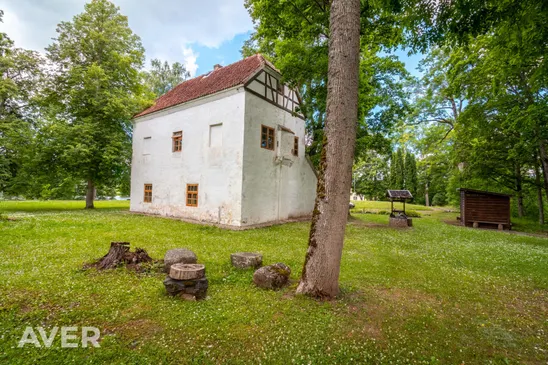 Bruņinieku  Pils pie ezera