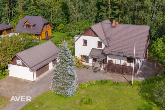 Privātmāja ar ļoti plašu, meža ieskautu zemes gabalu.