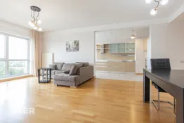 Dzīvoklis ar panorāmas logiem un skaistu saulrietu.