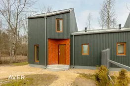Pārdošanā tikko uzcelta dvīņu mājas sekcija ar 1200 m² zemes gabalu.