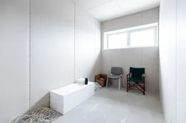 Pārdošanā divstāvu komercēka, angārs un 6300 m² zemes gabals Aizkrauklē