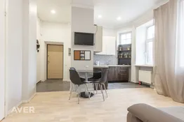 Pārdošanā pilnībā aprīkots 2 istabu dzīvoklis pagalma mājā Rīgas centrā.