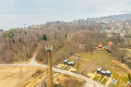 Pārdošanā tikko uzcelta dvīņu mājas sekcija ar 1200 m² zemes gabalu.