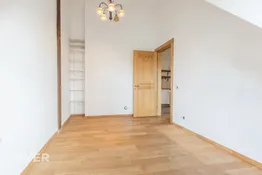 Saulains 2 istabu dzīvoklis renovētā mājā