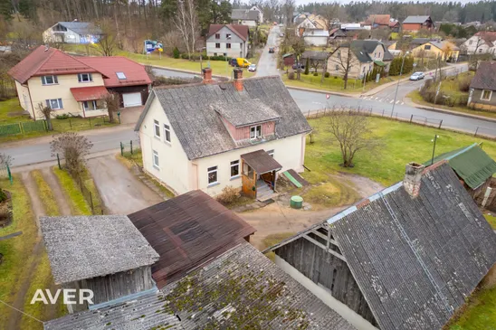 Pārdošanā īpašums ar privātmāju, dzīvokli un 1100 m² zemes gabalu Smiltenē.