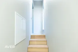 Pārdošanā tikko uzcelta dvīņu mājas sekcija ar 1200 m² zemes gabalu.