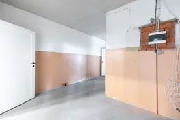 Pārdošanā divstāvu komercēka, angārs un 6300 m² zemes gabals Aizkrauklē