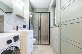 Pārdošanā tikko uzcelta dvīņu mājas sekcija ar 1200 m² zemes gabalu.
