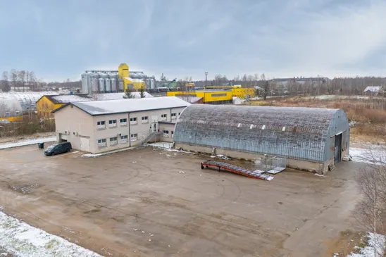 Pārdošanā divstāvu komercēka, angārs un 6300 m² zemes gabals Aizkrauklē