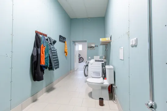 Pārdošanā divstāvu komercēka, angārs un 6300 m² zemes gabals Aizkrauklē