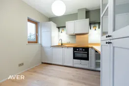 Pārdošanā tikko uzcelta dvīņu mājas sekcija ar 1200 m² zemes gabalu.