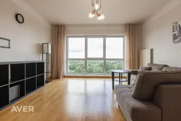 Dzīvoklis ar panorāmas logiem un skaistu saulrietu.