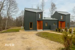 Pārdošanā tikko uzcelta dvīņu mājas sekcija ar 1200 m² zemes gabalu.