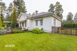 Plaša privātmāja pie meža