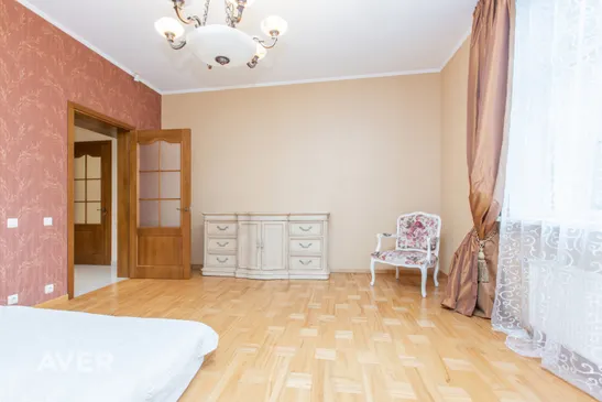 Plaša privātmāja pie meža