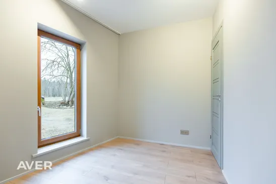 Pārdošanā tikko uzcelta dvīņu mājas sekcija ar 1200 m² zemes gabalu.