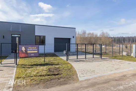 Divģimeņu mājas daļa pie dabas Līčos