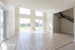 Plaša, augstvērtīga un tikko uzcelta rindu māja Dzidriņās.