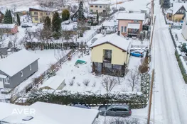 Pārdošanā divstāvu privātmāja ar 581 m² zemes gabalu klusā vietā netālu no Gaujas.