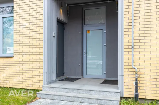 Dvīņu mājas puse ar privāto dārzu un stāvvietu Rīgas centra tuvumā