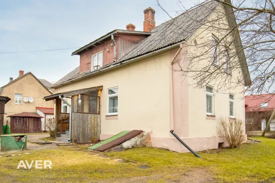 Pārdošanā īpašums ar privātmāju, dzīvokli un 1100 m² zemes gabalu Smiltenē.