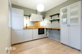 Pārdošanā tikko uzcelta dvīņu mājas sekcija ar 1200 m² zemes gabalu.
