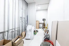 Pārdošanā divstāvu komercēka, angārs un 6300 m² zemes gabals Aizkrauklē