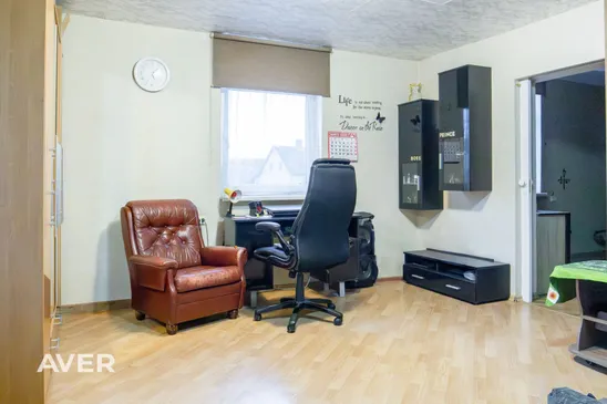 Pārdošanā īpašums ar privātmāju, dzīvokli un 1100 m² zemes gabalu Smiltenē.