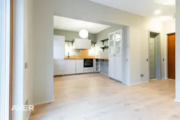 Pārdošanā tikko uzcelta dvīņu mājas sekcija ar 1200 m² zemes gabalu.