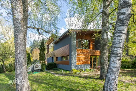 Plaša, gaismas un saules apspīdēta māja