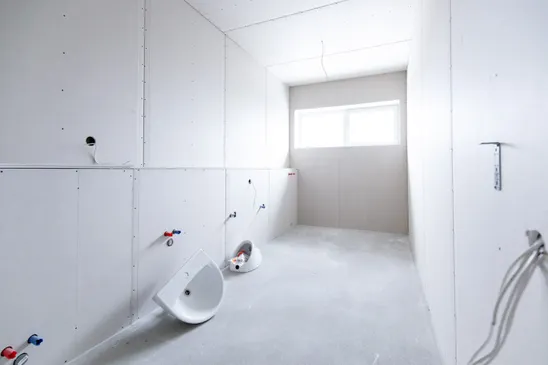 Pārdošanā divstāvu komercēka, angārs un 6300 m² zemes gabals Aizkrauklē