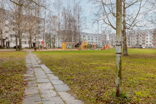 Pārdošanā silts 2 istabu dzīvoklis ar plašu palīgtelpu mājas pirmajā stāvā