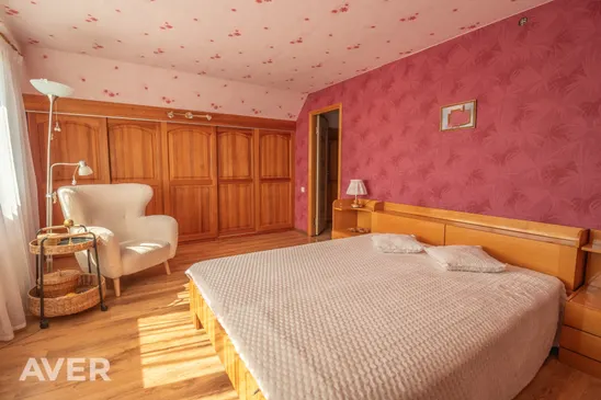 Privātmāja ar saimniecības ēku, pirti, 2 garāžām un šķūni