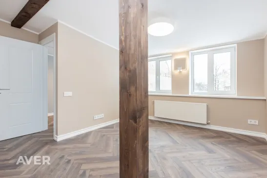 Jauns mansards ar liftu un mantu glabātuvi ietilpst cenā