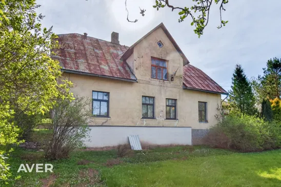 Pusmāja ar plašu zemes gabalu Smiltenē