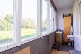 Saulains 3 istabu dzīvoklis ar lodžiju klusā un zaļā apkaimē